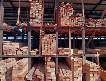 Stock de bois d'oeuvre sur des racks