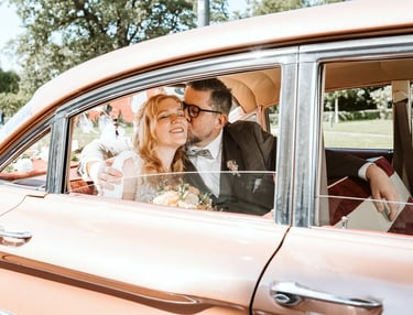 Hochzeitsfotograf am Möhnesee – Brautpaar im Oldtimer, emotionales und authentisches Hochzeitsfoto im Sommerlicht