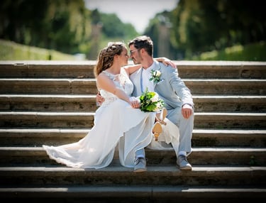 Hochzeitsfotograf am Möhnesee – romantisches Brautpaar sitzt auf einer Treppe, schaut sich verliebt an und genießt den Moment