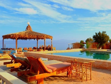 Beduin csillagos medence nyugágyakkal és napernyőkkel