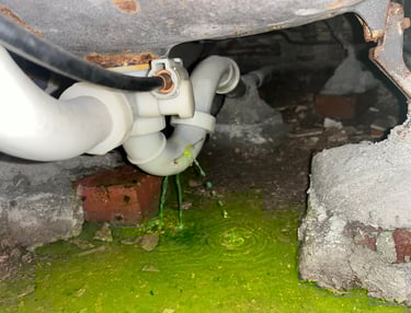 fuite sous une baignoire, localisée avec un traceur liquide fluo