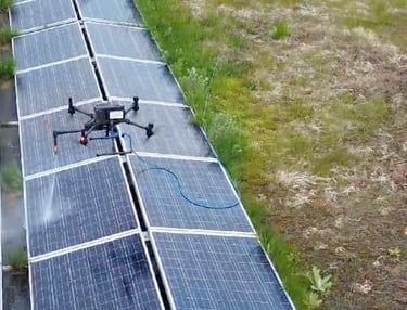 saulės panelių plovimas dronu