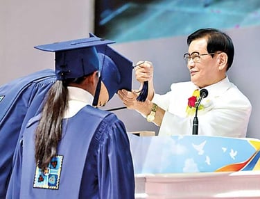 Um homem com beca e capelo de formatura