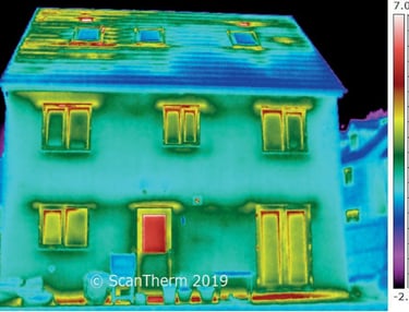 Thermografie eines Wohnhauses zur Analyse von Wärmeverlusten im Rahmen eines Energie‑Gutachtens.
