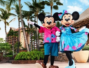 Mickey y Minnie Mouse posando con ropa típica Hawaiiana en Aulani a Disney Resort and Spa en Oahu