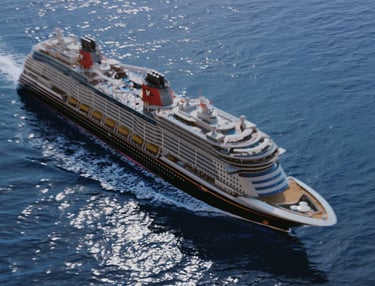 Barco Disney Wish toma aérea navegando en el oceano