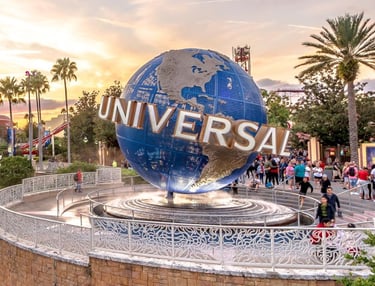 Globo terraqueo iconico universal studios en el universal orlando resort en florida
