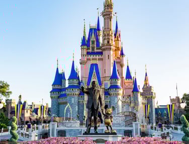 Castillo Magic kingdom en Walt Disney World con estatua de Partners de Walt Disney y Mickey Mouse