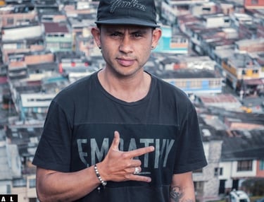 Un hombre con una camiseta negra que dice “empathy” y una gorra de béisbol