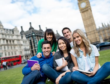 İngiltere'de Big Ben saat kulesinin önünde 5 değişim öğrencisi
