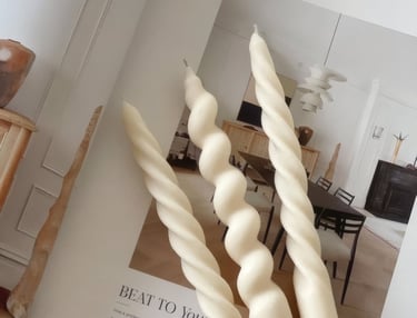 Bougie posée sur un livre