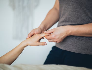 Massage des mains pour la détente