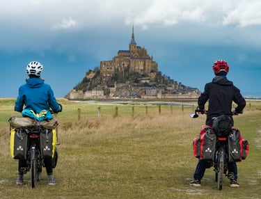 Deux cyclo-voyageurs face au Mont Saint-Michel