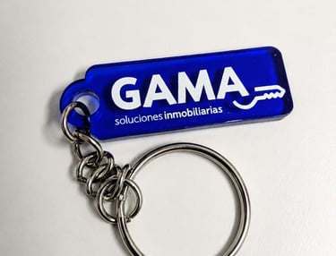 Llavero rectangular azul de metacrilato para Gama Soluciones Inmobiliarias, con anilla metálica plat
