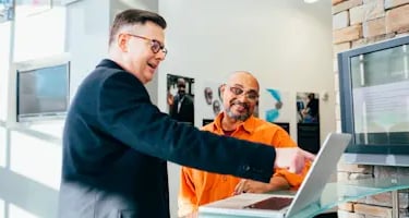 Consultor fazendo reuniao com cliente satisfeito