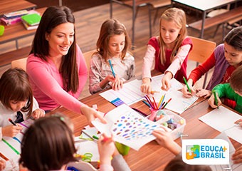 imagem de crianças estudando sobre educação financeira nas escolas.