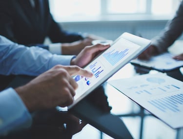 Valoración y examen de informes financieros.