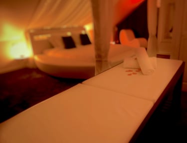 table de massage en duo, dans la love room morbihan proche de rennes avec jacuzzi privatif