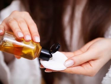 Cô gái da mụn vẫn dùng toner