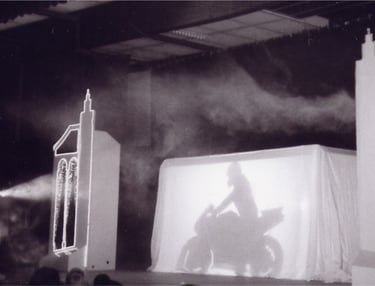 une-moto-projetee-sur-un-ecran-pour-disparaître
