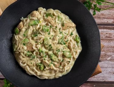 Macarrão Shirataki com molho branco, frango e cogumelos