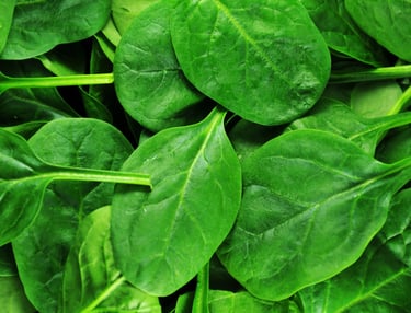 Imagen cercana de hojas de espinacas baby
