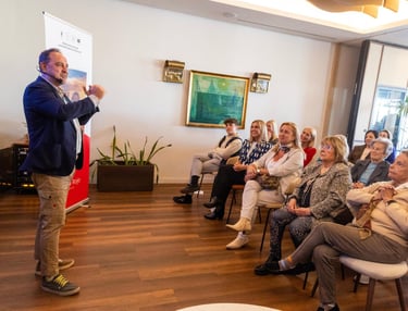 Gaspar González impartiendo una charla sobre liderazgo humano y crecimiento personal