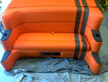 Réfection et design complet bateau type Cigarette hôtel de luxe Saint-Tropez par adrien perondi 