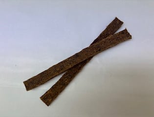 Zwei längliche Stück Rinderharder
