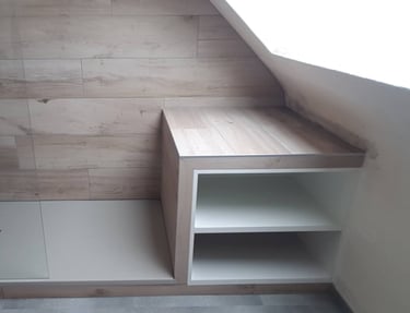 Une grande douche avec espace tablette et rangement intégré