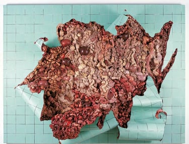 Azulejo gigante com cortes que expõem carne.