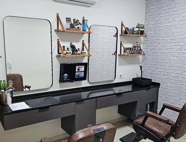 Barbearia sofisticada com bancada e cadeiras de barbearia, produtos de beleza masculinos. Ambiente claro e iluminado, limpo e