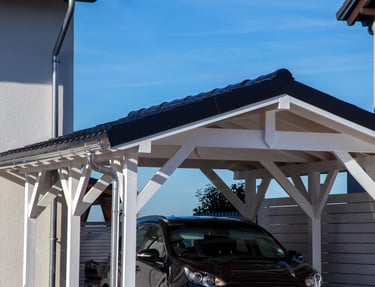 carport en bois peint en blanc avec toiture tuile pour protéger une voiture