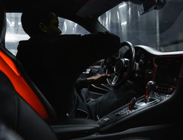 Homme nettoyant voiture intérieur