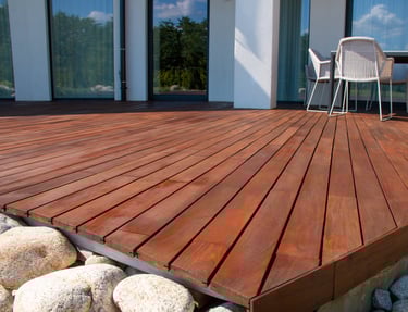 terrasse en bois avec coupes d'onglets en angle