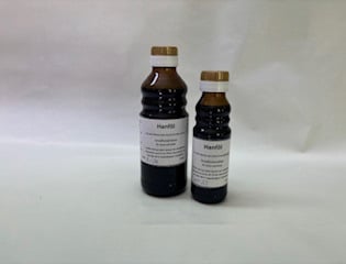 große und kleine braune Öl-Flasche: Hanföl