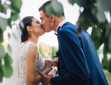 bacio sposi matrimonio in villa Marche