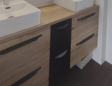 Ensemble de meubles avec deux vasques et deux miroirs, faïence blanche