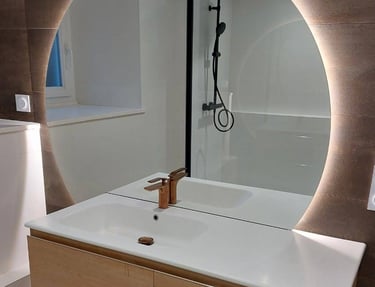 Grand meuble avec simple vasque déporté et un miroir rétroéclairé