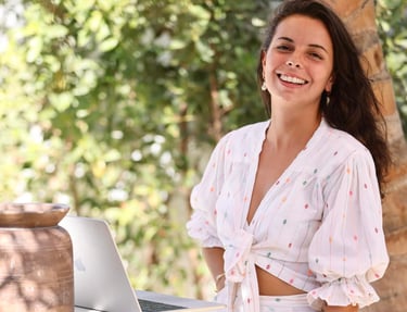 Sarah de Sienna Conciergerie traitant les demandes clients à Saint-Tropez