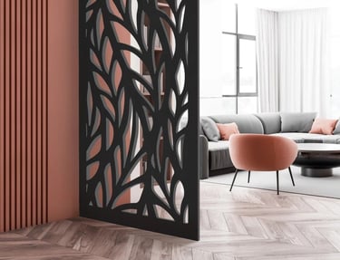Divisória de ambiente com design floral vazado em tom claro, separando espaços internos com leveza e