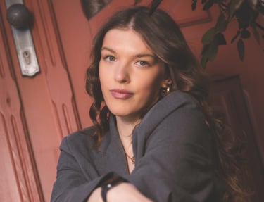 Porträt von junger Frau, schaut in Kamera