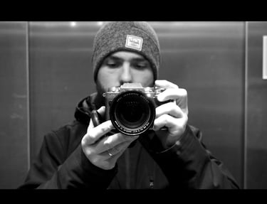 Portrait d’un vidéaste tenant sa caméra – photo stylisée en noir et blanc