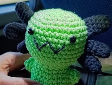 Peluche de ajolote verde tejido a crochet, con branquias negras