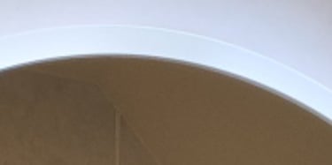 Une salle de bains avec des panneaux décor, baignoire, WC et meubles