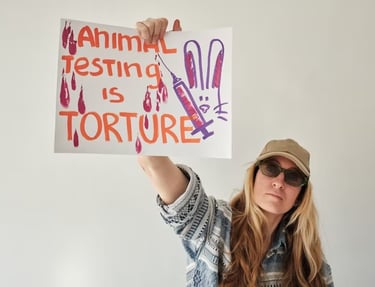 attivista che mostra scritto che fare test sugli animali è una tortura e conduce lotta la riforma dd