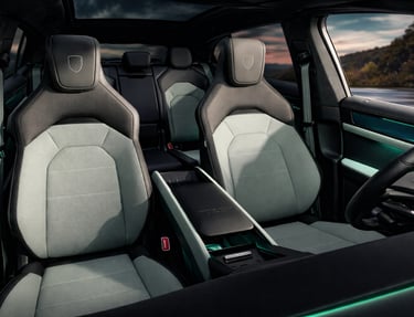 Bancos esportivos no interior do Porsche Cayenne Electric S com acabamento premium