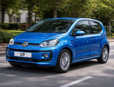 carro pequeno Volkswagen Up azul em estrada residencial arborizada