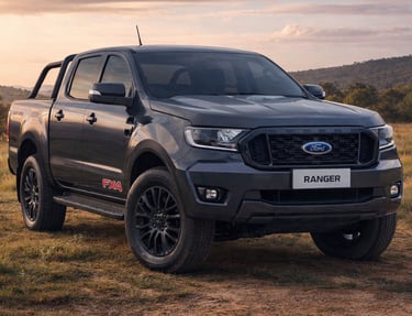 Ford Ranger 2023 FX4 preta cabine dupla em estrada de terra com visual moderno