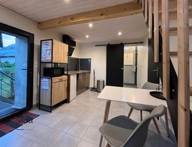 25 11 ESCALE 1695 Chambre PISTE NOIRE vue Kitechenette GA FL